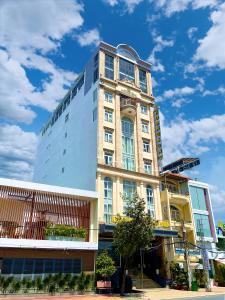 um edifício alto com um céu azul ao fundo em Hoang Son Hotel Can Tho em Can Tho