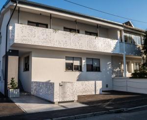 un edificio blanco con una valla delante en Ljubljana Urban Apartments, en Liubliana