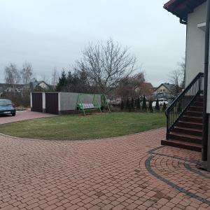 un parc avec une aire de jeux et une balançoire verte dans l'établissement Noclegi w Bilczy 5 km do Kielc, à Bilcza