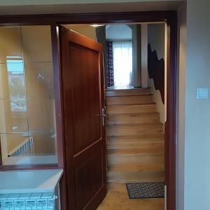 korytarz z drewnianymi drzwiami i schodami w obiekcie Noclegi w Bilczy 5 km do Kielc w mieście Bilcza