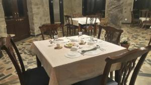 - une table avec des assiettes de nourriture dans un restaurant dans l'établissement Barabagh Deogarh - A Heritage Farm Stay, à Devgarh