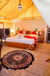 The Desert Safari Jaisalmer في Sām: غرفة نوم بسرير كبير في غرفة