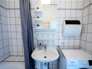a small bathroom with a sink and a shower at Work & Stay in Ahrensburg bei Hamburg in Ahrensburg