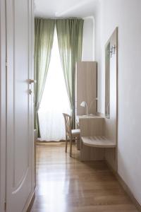 A bed or beds in a room at Hotel Amalfi