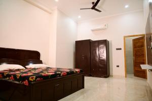 Voodi või voodid majutusasutuse Surendra Villa Home Stay toas
