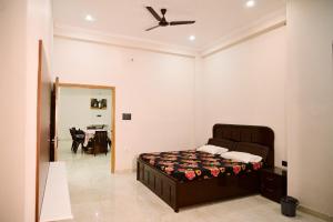 Voodi või voodid majutusasutuse Surendra Villa Home Stay toas