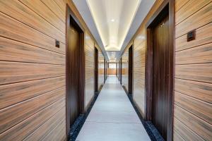korytarz z drewnianymi ścianami i korytarz z drewnianymi drzwiami w obiekcie FabHotel Grand Inn I w mieście Navi Mumbai