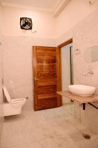 Vannituba majutusasutuses Surendra Villa Home Stay