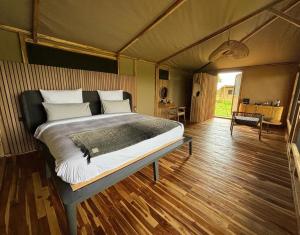 ein Schlafzimmer mit einem großen Bett in einem Zimmer in der Unterkunft Anantya Serengeti in Serengeti-Savanne