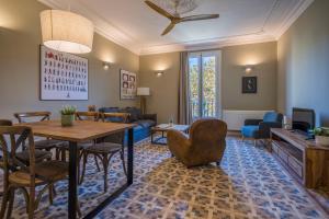 sala de estar con mesa y sillas en Bcn Paseo De Gracia Rocamora Apartment en Barcelona