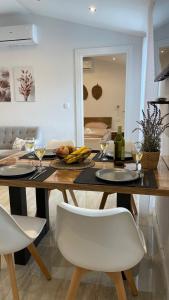 - une table à manger avec des verres de vin et des fruits dans l'établissement Apartment Julia, à Podgreben
