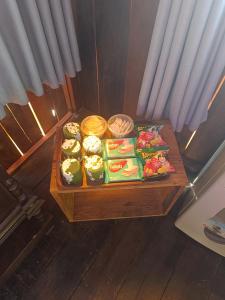 einen Tisch mit einem Tablett mit Speisen und Snacks darauf in der Unterkunft Kebun Hanoman Villa in Pablengan