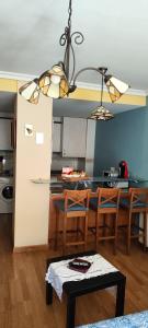 cocina con mesa y sillas y comedor en Apartamento rural Felechosa, en Felechosa