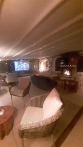Uma área de estar em Swiss Eviniz Hotel