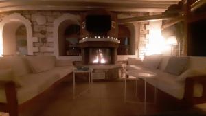 Uma área de estar em Swiss Eviniz Hotel