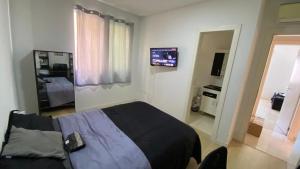 Katil atau katil-katil dalam bilik di Quarto Suíte em apto compartilhado com anfitrião Mandi a 250m do Mar