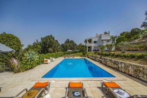 an image of a swimming pool in a villa at Villa Alfarrobeira by Villa Plus in Lagoa