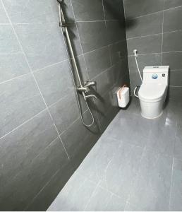 e bagno con servizi igienici e doccia. di BabaHouse2 - Homestay TP Vinh, view sân vườn a Yên Dung (1)
