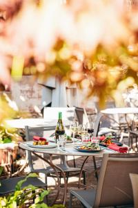 Gallery image of La Terrasse Fleurie, Logis, Hôtel et Restaurant in Divonne-les-Bains