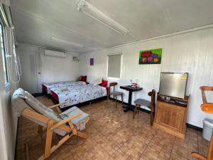 Schlafzimmer mit einem Bett, einem Schreibtisch und einem TV in der Unterkunft แอนฟาร์มรีสอร์ทแอนด์คาเฟ่ลำปาง 