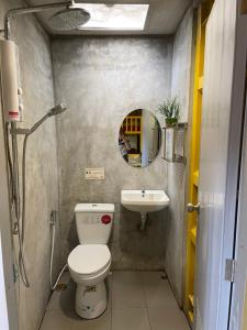 ein kleines Bad mit WC und Waschbecken in der Unterkunft แอนฟาร์มรีสอร์ทแอนด์คาเฟ่ลำปาง 