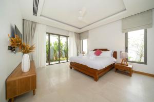 Ένα ή περισσότερα κρεβάτια σε δωμάτιο στο Spacious Mansion 4BR Villa Anchan V20 with 15m Private Pool in Gated Residence +24 φωτογραφίες