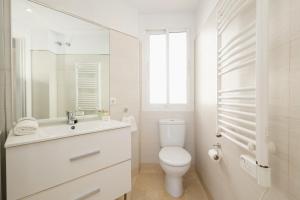 Kúpeľňa v ubytovaní Front line beach townhouse with sea views and south facing, in Costabella, Marbella