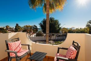 Balkón alebo terasa v ubytovaní Front line beach townhouse with sea views and south facing, in Costabella, Marbella