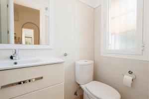 Kúpeľňa v ubytovaní Front line beach townhouse with sea views and south facing, in Costabella, Marbella