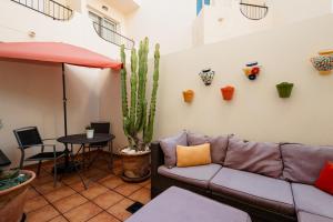 Posedenie v ubytovaní Front line beach townhouse with sea views and south facing, in Costabella, Marbella