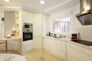 Kuchyňa alebo kuchynka v ubytovaní Front line beach townhouse with sea views and south facing, in Costabella, Marbella