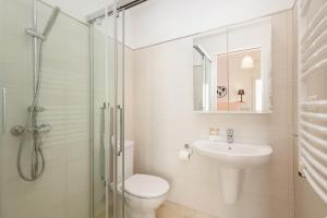 Kúpeľňa v ubytovaní Front line beach townhouse with sea views and south facing, in Costabella, Marbella