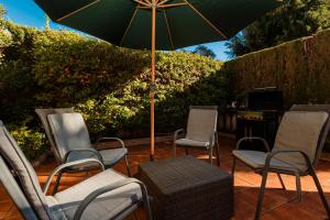 Vonkajšia záhrada v ubytovaní Front line beach townhouse with sea views and south facing, in Costabella, Marbella