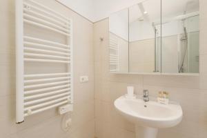 Kúpeľňa v ubytovaní Front line beach townhouse with sea views and south facing, in Costabella, Marbella