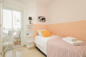 Posteľ alebo postele v izbe v ubytovaní Front line beach townhouse with sea views and south facing, in Costabella, Marbella