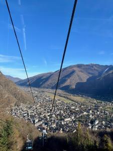 a view from a gondola ride in the mountains at Appartement au centre-ville à 100 m des télécabines avec parking souterrain gratuit in Luchon