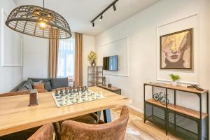 salon ze stołem i szachownicą w obiekcie Villa Botaniq w mieście Sopron