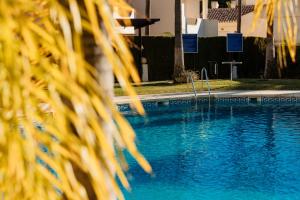 Bazén v ubytovaní Front line beach townhouse with sea views and south facing, in Costabella, Marbella alebo v jeho blízkosti