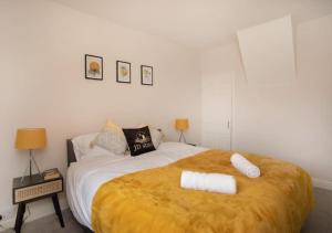 1 dormitorio con 1 cama grande y 2 toallas. en 4 Bedroom Apartment with non-smoking room - Good for family & business en Lincolnshire
