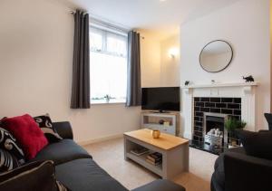 salon z kanapą i kominkiem w obiekcie 4 Bedroom Apartment with non-smoking room - Good for family & business w mieście Lincolnshire