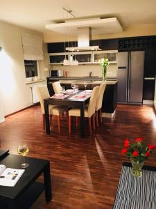 uma cozinha e sala de jantar com mesa e cadeiras em APARTAMENT STRUMYKOWA em Zielona Góra