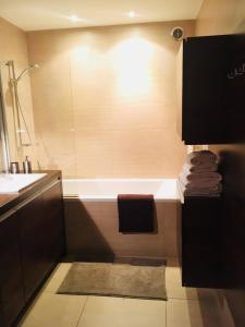 ジェロナ・グラにあるAPARTAMENT STRUMYKOWAのバスルーム(シャワー、シンク、バスタブ付)