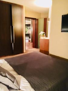 um quarto com uma cama grande e uma porta de correr em APARTAMENT STRUMYKOWA em Zielona Góra