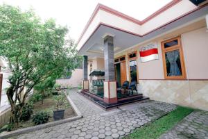ein Haus mit einer Veranda und einer Terrasse in der Unterkunft Rumah Kemuning Mataram in Mataram