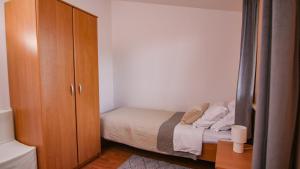 Postel nebo postele na pokoji v ubytování Apartment Zaklina 1496