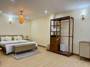 una camera con un grande letto e una mensola di L’Oasis Nanai a Patong Beach