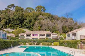 una casa con piscina en un patio en Charmante petite maison au calme, en Villeneuve-Loubet