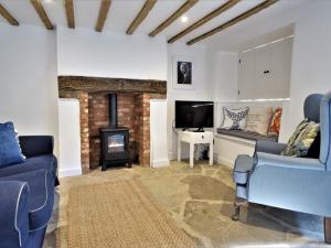 a living room with a couch and a fireplace at 2 Bed in Burton Bradstock DC166 in Burton Bradstock