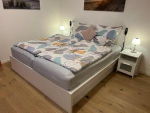 Postel nebo postele na pokoji v ubytování 1610 - Haus "Am Kurpark"