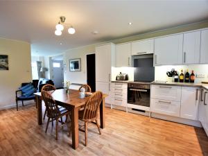 uma cozinha e sala de jantar com mesa e cadeiras em 2 Bed in Pitlochry CA084 em Struan